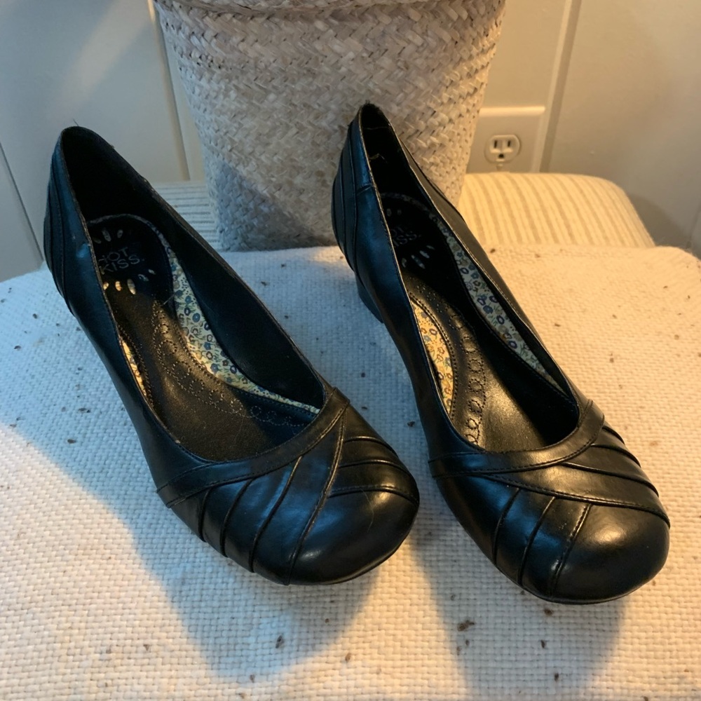 Hot Kiss Black Wedges.